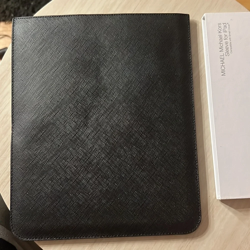 Michael Kors SLEEVE FOR IPAD (compatible w/Smart Cover) + FREE GIFT W/ PURCHASE!